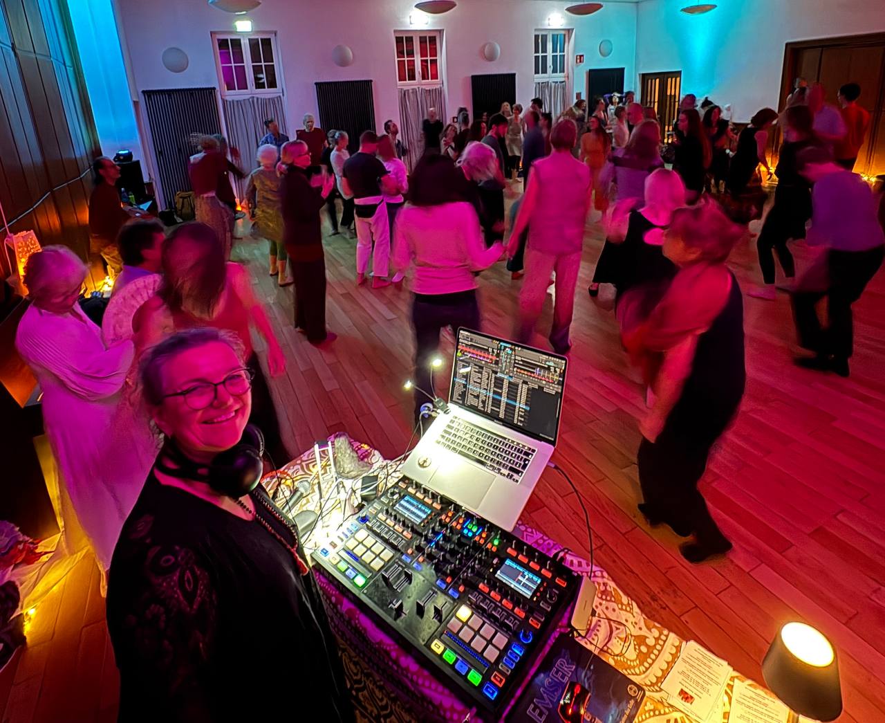 Bewegungsmeditation im Krillesaal - Saisonauftakt LIVE-Wave mit DJ Nina Bopp